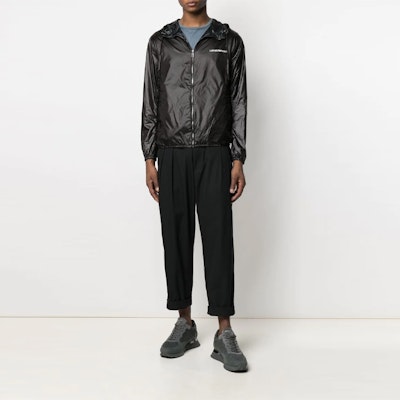 エンポリオアルマーニ ブラック リバーシブル ロゴプリント ジップパーカー ジャケット 3K1BS3-1NZMZ-F015 Lookbook エンポリオアルマーニ ブラック リバーシブル ロゴプリント ジップパーカー ジャケット 3K1BS3-1NZMZ-F015