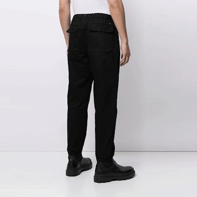 Emporio Armani 黑色弹力休闲锥形裤。 3K1PN9-1NJ5Z-0999 Shop Emporio Armani 黑色弹力休闲锥形裤。 3K1PN9-1NJ5Z-0999