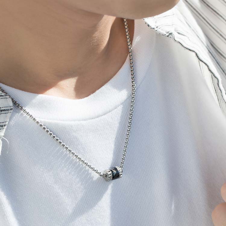 Shop Emporio Armani 男士黑色不鏽鋼串珠吊墜項鍊 EGS2844040