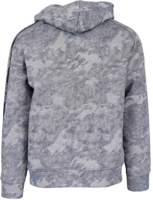 Emporio Armani Hoodie Lengan Panjang Biru Kesan Bleach 6H1MA5-1JDUZ-F942 Lookbook Emporio Armani Hoodie Lengan Panjang Biru Kesan Bleach 6H1MA5-1JDUZ-F942