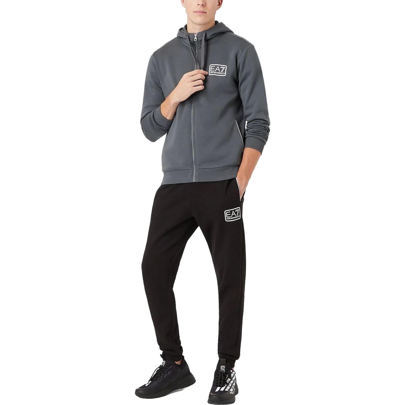 Lookbook EMPORIO ARMANI EA7 黑色休閒運動連帽拉鍊套裝。 6KPV68-PJ07Z-22BY