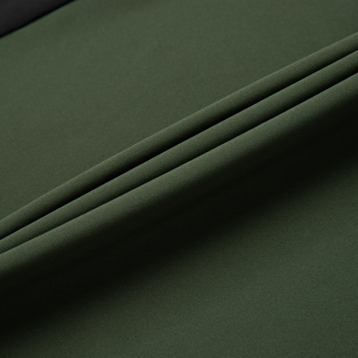 Purchase EMPORIO ARMANI EA7 黑綠拼色標誌連帽外套。 6RPV72-PNBXZ-28BQ