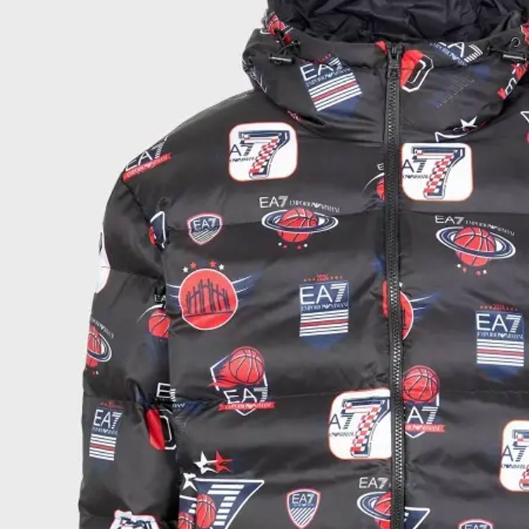 Sizing EMPORIO ARMANI EA7 Jaket Puffer Hitam Bercetak Berhud dengan Tali Serut. 6RPB37-PN9FZ-2200