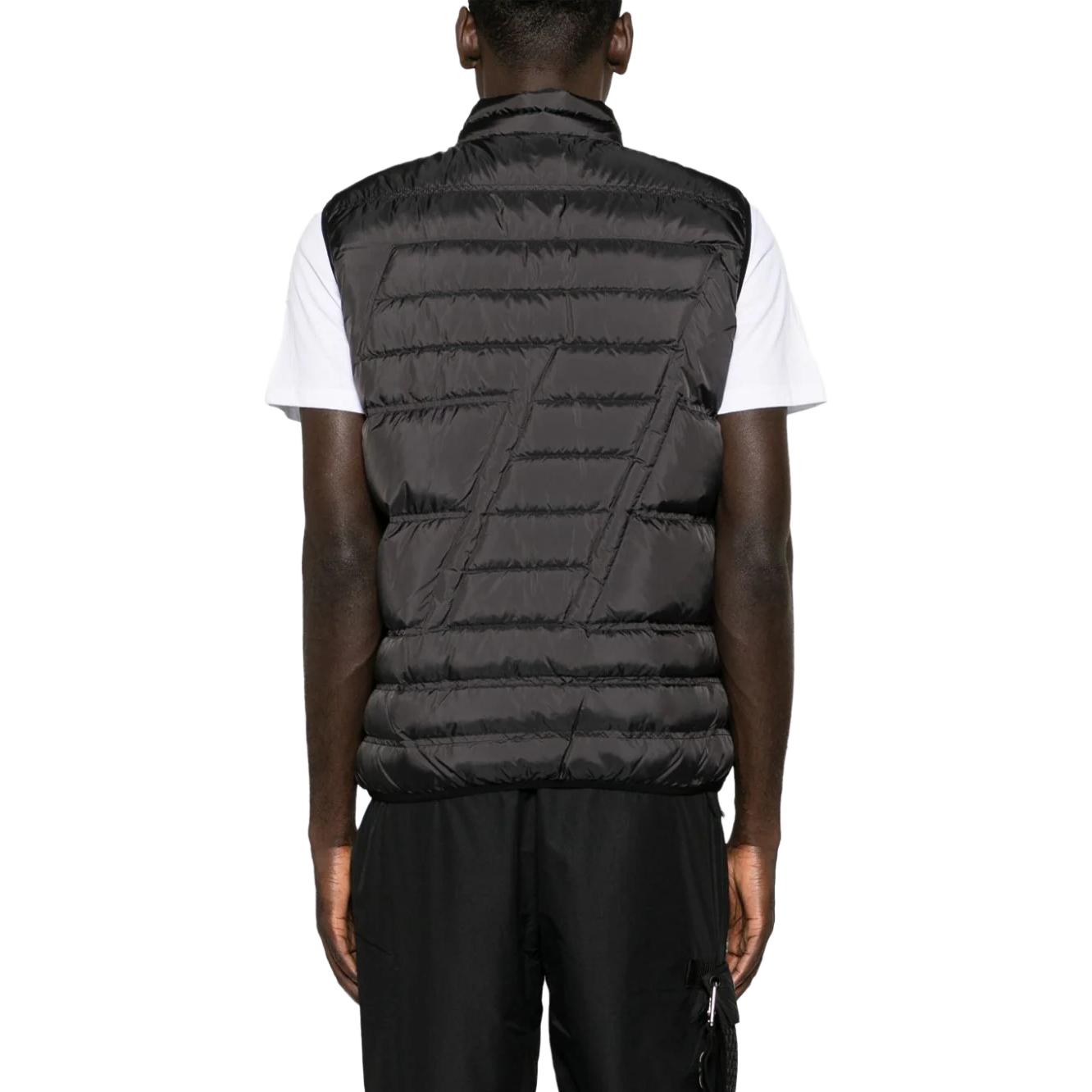 Shop EMPORIO ARMANI EA7 黑色徽章立領羽絨背心. 6RPQ02-PN5ZZ-1200