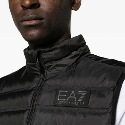 EMPORIO ARMANI EA7 黑色徽章立領羽絨背心. 6RPQ02-PN5ZZ-1200 Sizing EMPORIO ARMANI EA7 黑色徽章立領羽絨背心. 6RPQ02-PN5ZZ-1200