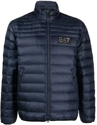 Emporio Armani EA7 Jaket Puffer Biru Navy Logo dengan Resleting Setengah. 6RPB14-PN5ZZ-1554 Order Emporio Armani EA7 Jaket Puffer Biru Navy Logo dengan Resleting Setengah. 6RPB14-PN5ZZ-1554
