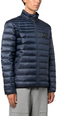 Emporio Armani EA7 Jaket Puffer Biru Navy Logo dengan Resleting Setengah. 6RPB14-PN5ZZ-1554 Purchase Emporio Armani EA7 Jaket Puffer Biru Navy Logo dengan Resleting Setengah. 6RPB14-PN5ZZ-1554