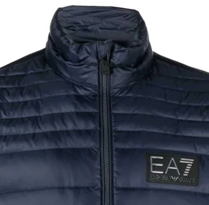 Emporio Armani EA7 Jaket Puffer Biru Navy Logo dengan Resleting Setengah. 6RPB14-PN5ZZ-1554 Sizing Emporio Armani EA7 Jaket Puffer Biru Navy Logo dengan Resleting Setengah. 6RPB14-PN5ZZ-1554