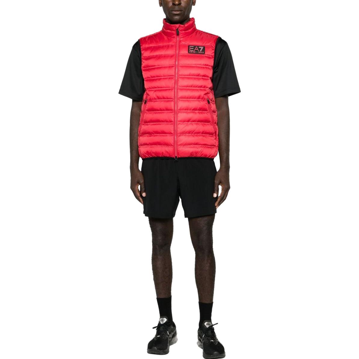 Lookbook Emporio Armani EA7 Rompi Merah Longgar dengan Resleting dan Cetak Huruf. 6RPQ02P-N5ZZ1-462