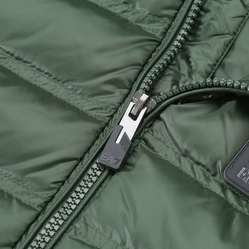 Shop EMPORIO ARMANI EA7 无袖羽绒马甲 军绿色 SS24 标志印花 6RPQ02-PN5ZZ-1845
