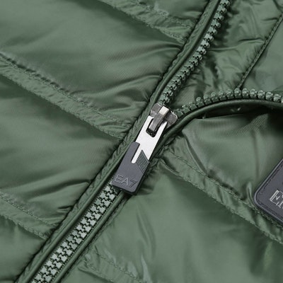 EMPORIO ARMANI EA7 无袖羽绒马甲 军绿色 SS24 标志印花 6RPQ02-PN5ZZ-1845 Shop EMPORIO ARMANI EA7 无袖羽绒马甲 军绿色 SS24 标志印花 6RPQ02-PN5ZZ-1845