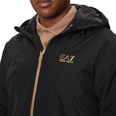 EMPORIO ARMANI EA7 Jaket Hitam Berhud Zip Kapas dengan Cetakan Logo. 8NPB21-PNFZZ-0208 Details for EMPORIO ARMANI EA7 Jaket Hitam Berhud Zip Kapas dengan Cetakan Logo. 8NPB21-PNFZZ-0208