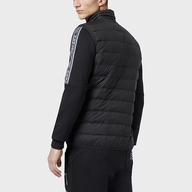 Shop EMPORIO ARMANI EA7 黑色印花拉鍊羽絨背心 8NPQ03-PNE1Z-1200