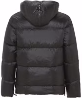 Lookbook Emporio Armani EA7 FW22 黑色連帽羽絨外套,附品牌標誌徽章。 6LPB15-PN2MZ-1200