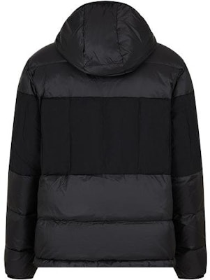 Chaqueta Acolchada con Capucha Colorblock Negra EMPORIO ARMANI EA7 FW23. 6RPB01-PNEOZ-1200 Lookbook Chaqueta Acolchada con Capucha Colorblock Negra EMPORIO ARMANI EA7 FW23. 6RPB01-PNEOZ-1200