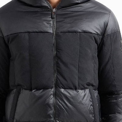 Chaqueta Acolchada con Capucha Colorblock Negra EMPORIO ARMANI EA7 FW23. 6RPB01-PNEOZ-1200 Sizing Chaqueta Acolchada con Capucha Colorblock Negra EMPORIO ARMANI EA7 FW23. 6RPB01-PNEOZ-1200