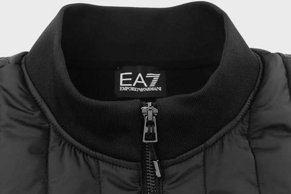 エンポリオアルマーニ EA7 FW23 ブラックロゴ ハイネック コットンジャケット 6RPB30-PN5ZZ-1200 Details for エンポリオアルマーニ EA7 FW23 ブラックロゴ ハイネック コットンジャケット 6RPB30-PN5ZZ-1200