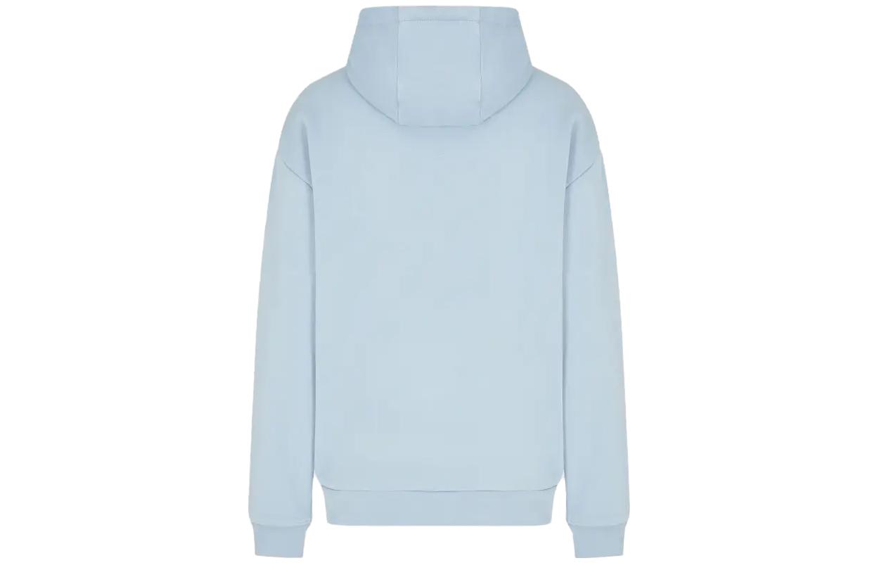 Lookbook EMPORIO ARMANI EA7 FW23 男女款寬鬆版淺藍色連帽衫。 3RUM78-TJPQZ-1541