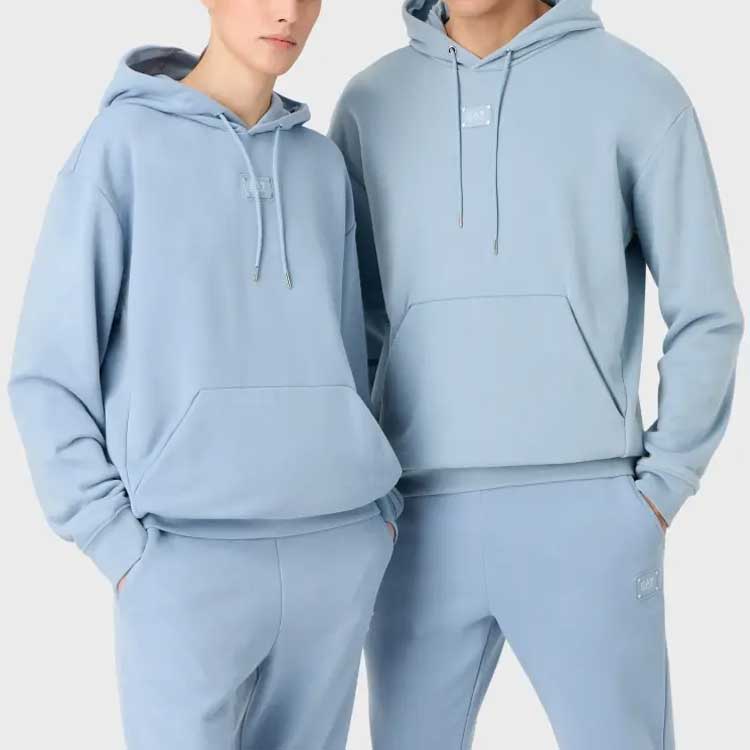 Shop EMPORIO ARMANI EA7 FW23 男女款寬鬆版淺藍色連帽衫。 3RUM78-TJPQZ-1541