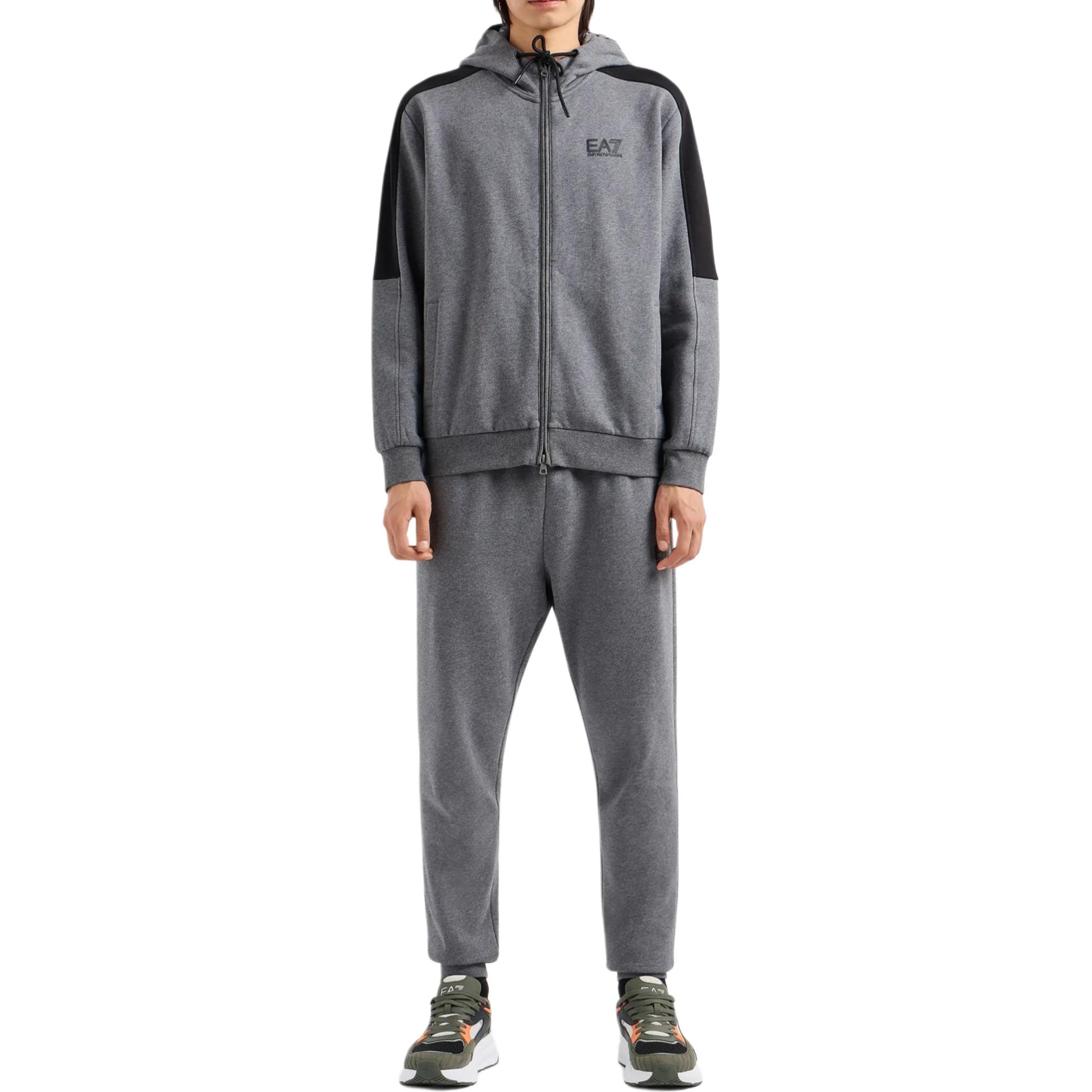 Lookbook EMPORIO ARMANI EA7 男士深灰色運動套裝連帽衫與休閒褲組合。 6DPV66-PJVTZ-3925