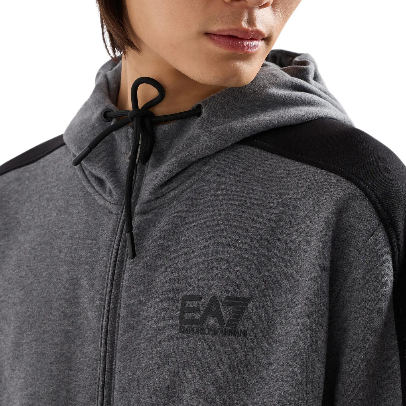 Sizing EMPORIO ARMANI EA7 男士深灰色運動套裝連帽衫與休閒褲組合。 6DPV66-PJVTZ-3925