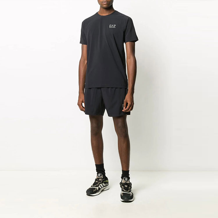 Lookbook 엠포리오 아르마니 EA7 SS21 블랙 로고 캐주얼 스포츠웨어 세트. 8NPV01-P-N2CZ