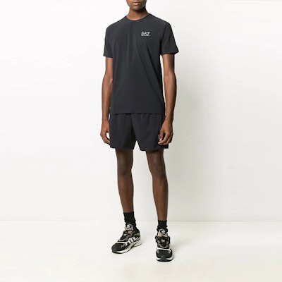 엠포리오 아르마니 EA7 SS21 블랙 로고 캐주얼 스포츠웨어 세트. 8NPV01-P-N2CZ Lookbook 엠포리오 아르마니 EA7 SS21 블랙 로고 캐주얼 스포츠웨어 세트. 8NPV01-P-N2CZ