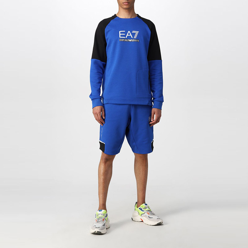 Shop 安普里奥阿玛尼EA7 SS22男士徽标撞色圆领卫衣皇家蓝 3LPM41-PJANZ-1597