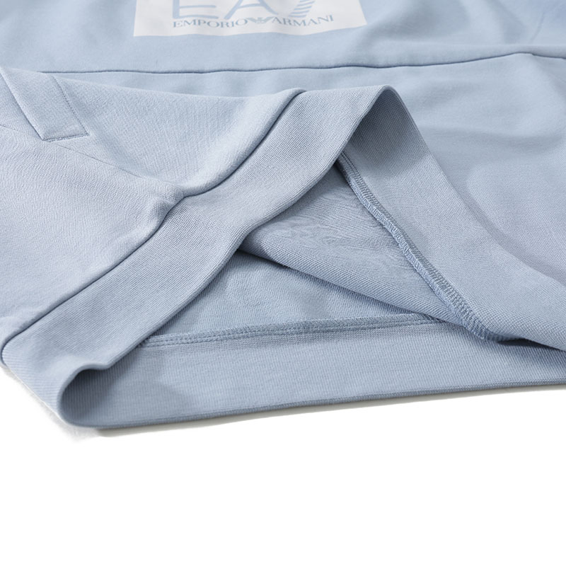 Shop Emporio Armani EA7 男士淡藍色長袖圓領印花衛衣 SS23 系列 3RPM27-PJF3Z-1506