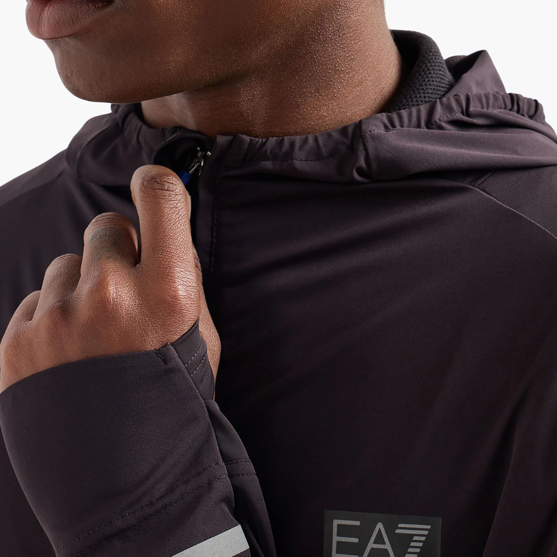 Purchase エンポリオアルマーニ EA7 SS24 ロゴプリント入りブラックジップフーディー。 6DPM57-PNDDZ-1771