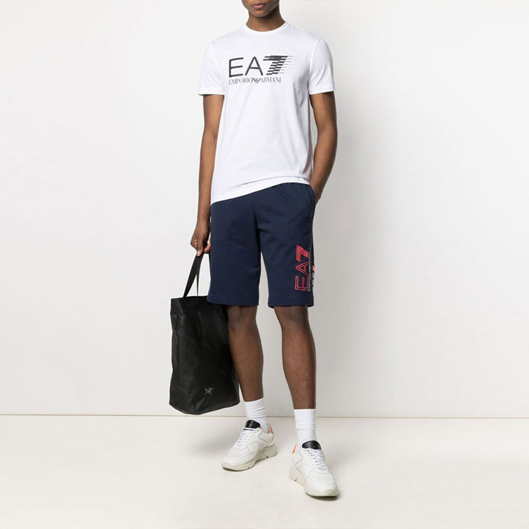Lookbook EMPORIO ARMANI EA7 白色短袖T恤搭配老鷹標誌。 3KPT39-PJ02Z-1100