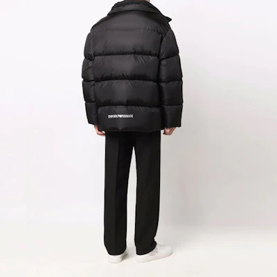 EMPORIO ARMANI FW21 黑色羽绒夹克 带标志 拉链连帽款式。 6K1B99-1NQTZ-0999 Shop EMPORIO ARMANI FW21 黑色羽绒夹克 带标志 拉链连帽款式。 6K1B99-1NQTZ-0999