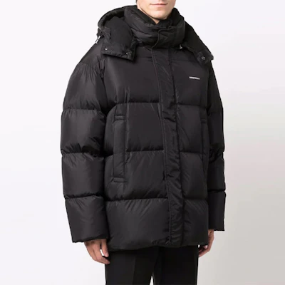 EMPORIO ARMANI FW21 黑色羽绒夹克 带标志 拉链连帽款式。 6K1B99-1NQTZ-0999 Purchase EMPORIO ARMANI FW21 黑色羽绒夹克 带标志 拉链连帽款式。 6K1B99-1NQTZ-0999