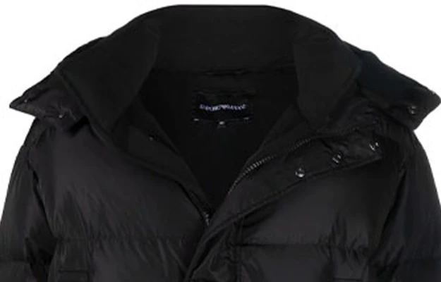 EMPORIO ARMANI FW21 黑色羽绒夹克 带标志 拉链连帽款式。 6K1B99-1NQTZ-0999 Sizing EMPORIO ARMANI FW21 黑色羽绒夹克 带标志 拉链连帽款式。 6K1B99-1NQTZ-0999