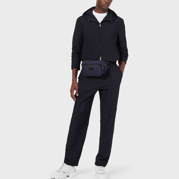 Lookbook Emporio Armani FW21 深藍色連帽外套。 B1R410-B1306-922