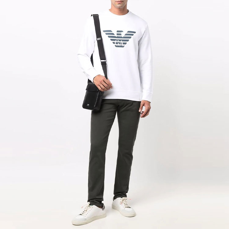 Shop Emporio Armani FW21 白色标志印花卫衣 8N1MR6-1JRIZ-F108