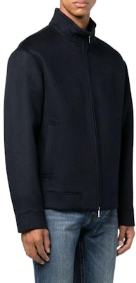 EMPORIO ARMANI FW22 Jaket Hitam Leher Tinggi Zip-Up H31R42-C1452-0922 Purchase EMPORIO ARMANI FW22 Jaket Hitam Leher Tinggi Zip-Up H31R42-C1452-0922