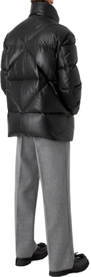 Emporio Armani FW22 Jaket Bulu Panjang Hitam H31B85-C1P8A-1999 Shop Emporio Armani FW22 Jaket Bulu Panjang Hitam H31B85-C1P8A-1999