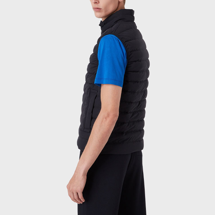 Purchase 安普里奥·阿玛尼 FW22 黑色纯色拉链马甲. 8N1BQ11-NLRZ1-0999