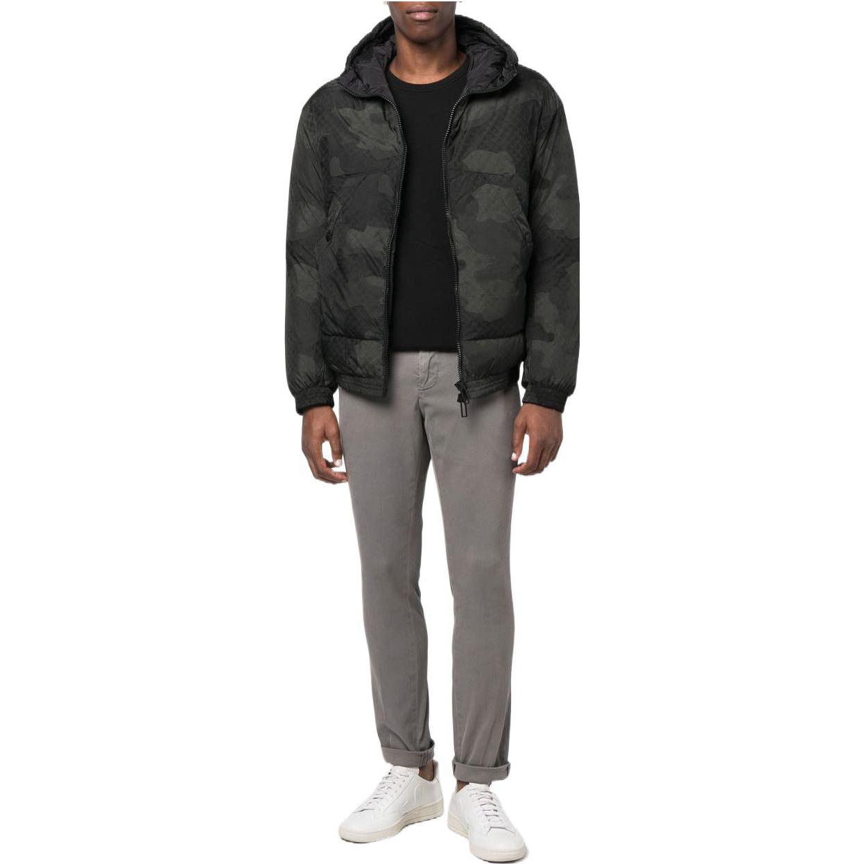 Shop Emporio Armani 秋冬22迷彩印花外套 6L1BP1-1NNAZ-0558