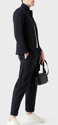 엠포리오 아르마니 FW22 네이비 솔리드 스탠드 칼라 싱글 브레스티드 재킷 H31G57-C1058-920 Lookbook 엠포리오 아르마니 FW22 네이비 솔리드 스탠드 칼라 싱글 브레스티드 재킷 H31G57-C1058-920