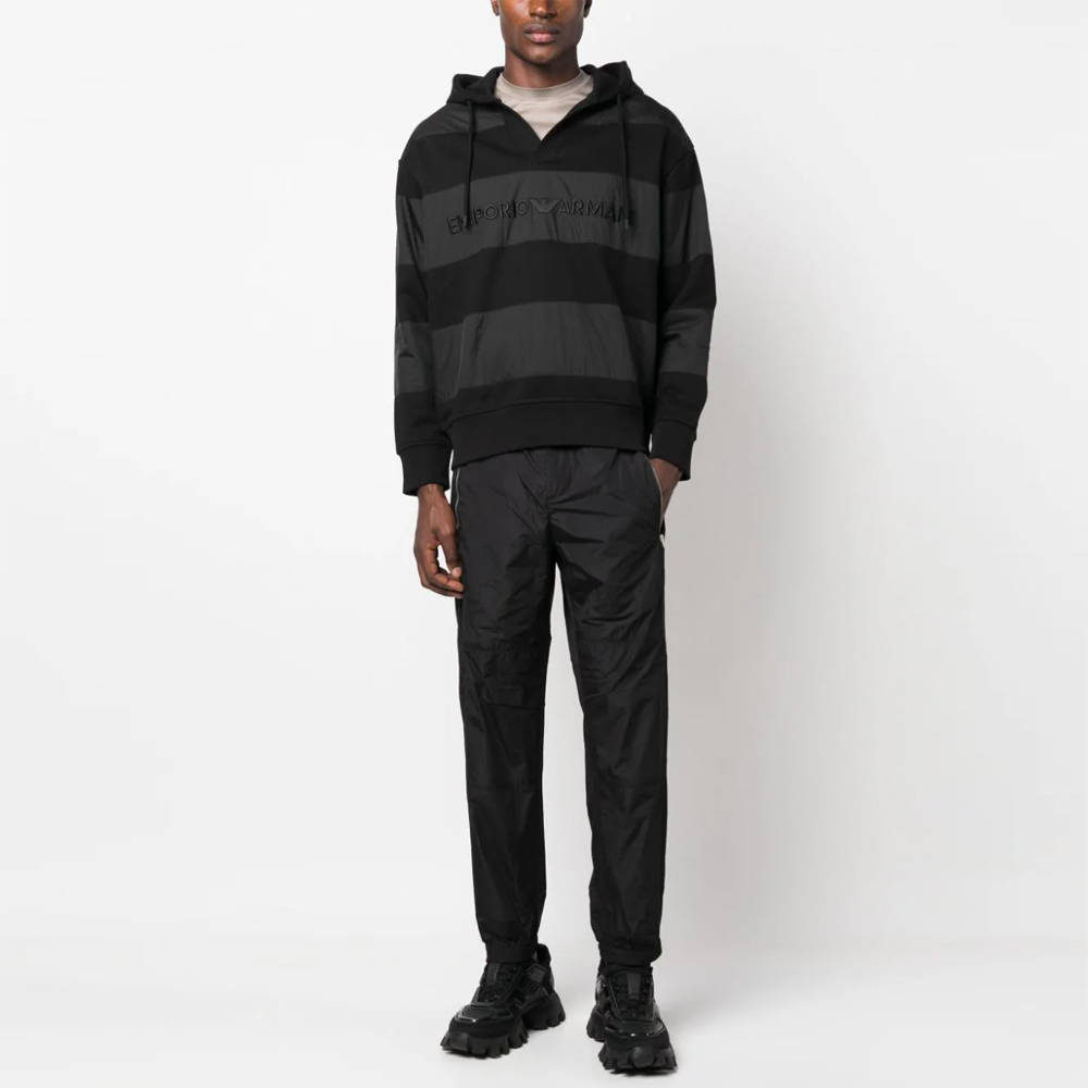 Lookbook EMPORIO ARMANI FW23 黑色連帽衫搭配刺繡LOGO及拼接設計. 6R1MCQ-1JLXZ-0999
