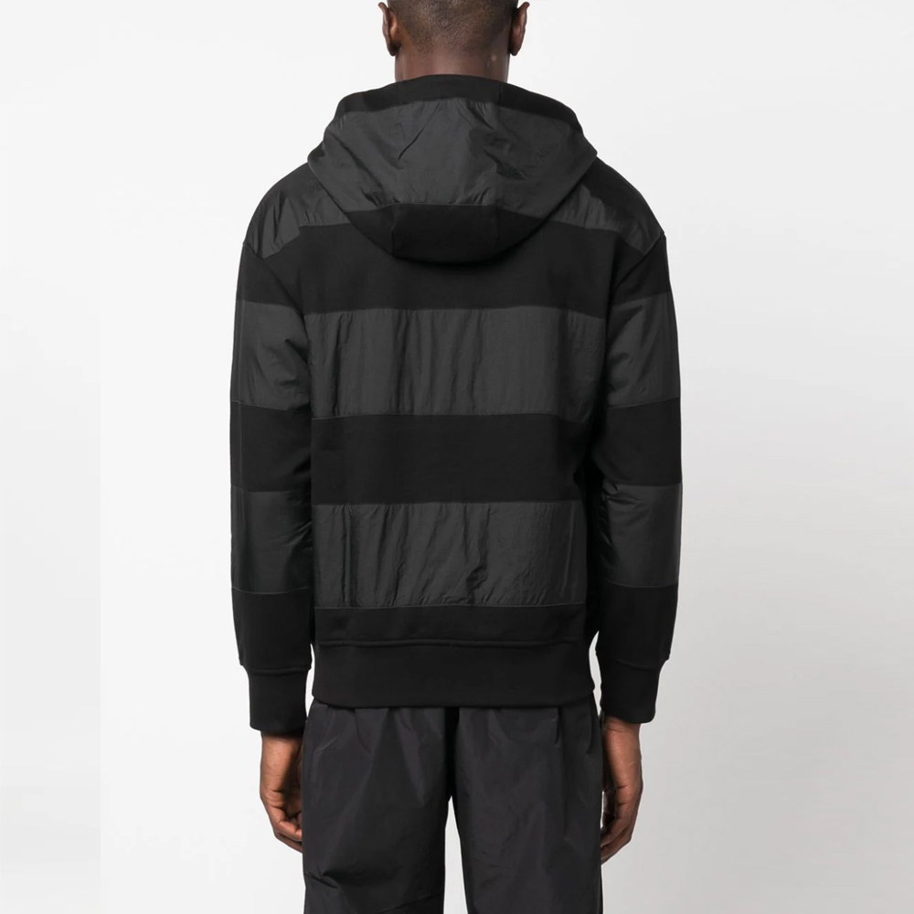 Shop EMPORIO ARMANI FW23 黑色連帽衫搭配刺繡LOGO及拼接設計. 6R1MCQ-1JLXZ-0999