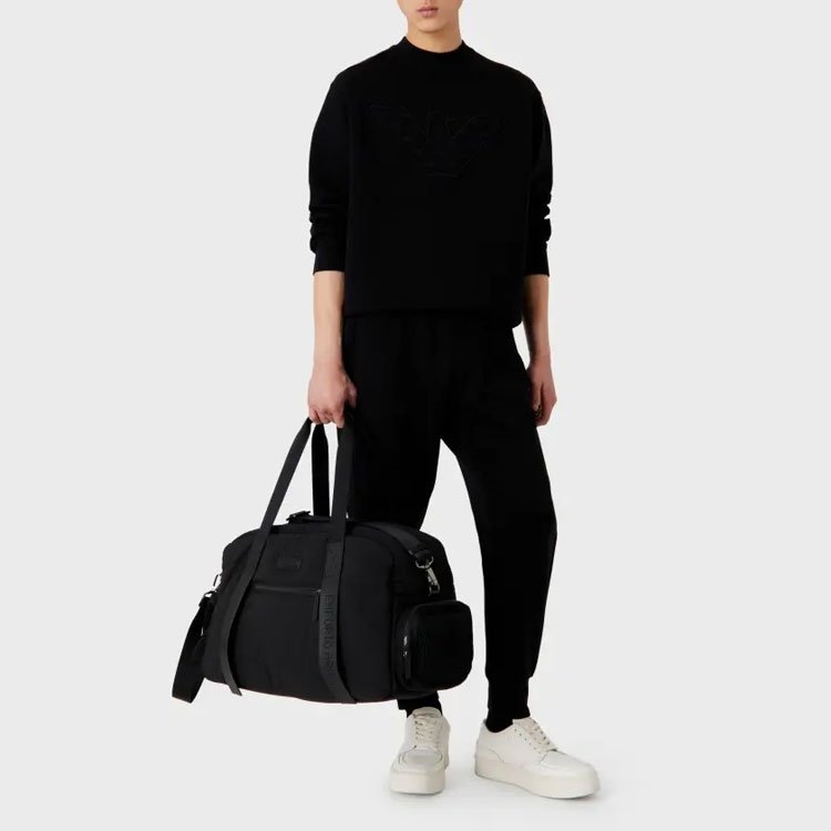 Lookbook 엠포리오 아르마니 FW23 블랙 로고 프린트 크루넥 풀오버 스웻셔츠. 6R1ME7-1JHSZ-0999