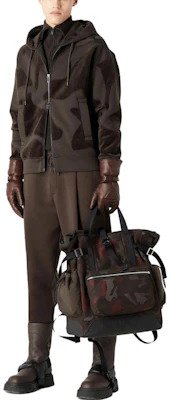 EMPORIO ARMANI FW23 Camouflage Zip Hoodie Jacket Army Green 6R1MF9-1JUWZ-105A6 Lookbook EMPORIO ARMANI FW23 Camouflage Zip Hoodie Jacket Army Green 6R1MF9-1JUWZ-105A6