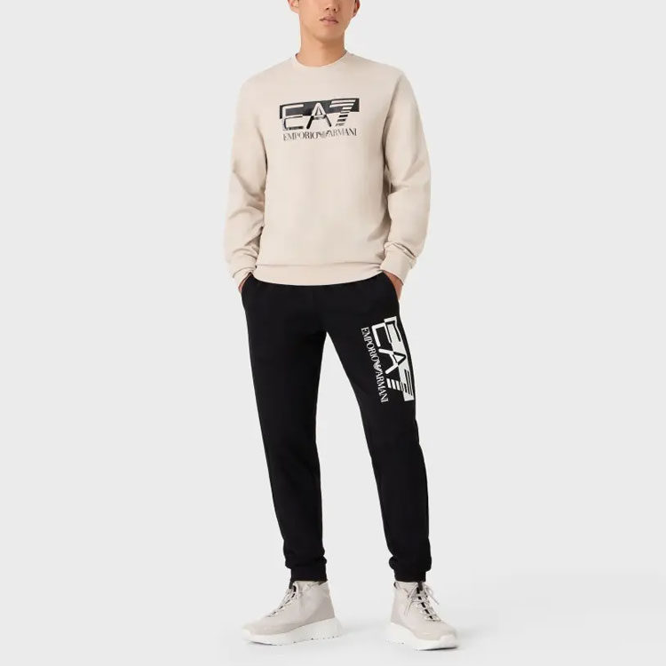 Shop Emporio Armani FW23 EA7標誌印花男士圓領長袖上衣 淺卡其色。 6RPM60-PJ05Z-1716