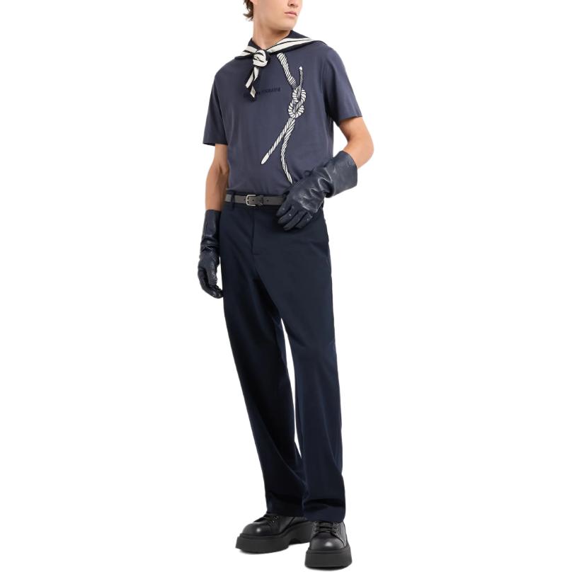 Lookbook Camiseta Emporio Armani FW24 Azul Marino con Logo Bordado de Manga Corta. 6D1T6U-1J7FZ-0935