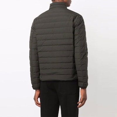 安普里奥·阿玛尼绿色羽绒夹克,带标志和拉链设计。 8N1BQ2-1NLRZ-0558 Shop 安普里奥·阿玛尼绿色羽绒夹克,带标志和拉链设计。 8N1BQ2-1NLRZ-0558