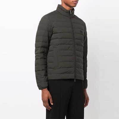 安普里奥·阿玛尼绿色羽绒夹克,带标志和拉链设计。 8N1BQ2-1NLRZ-0558 Purchase 安普里奥·阿玛尼绿色羽绒夹克,带标志和拉链设计。 8N1BQ2-1NLRZ-0558