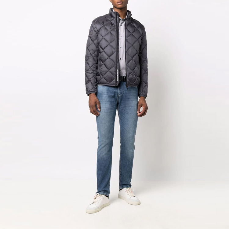 Lookbook Kemeja Lengan Panjang Abu-abu Pinstripe Logo Emporio Armani Terbordir 8N1CD4-1NB1Z-F601